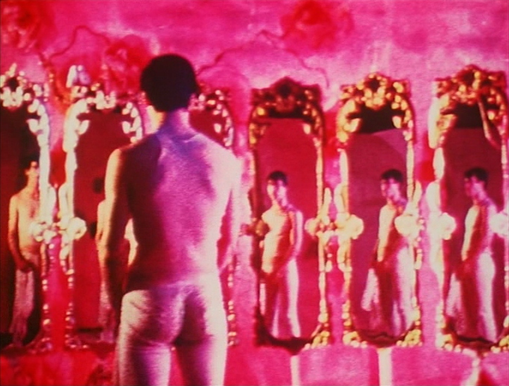 Un home observa a súa figura en varios espellos.